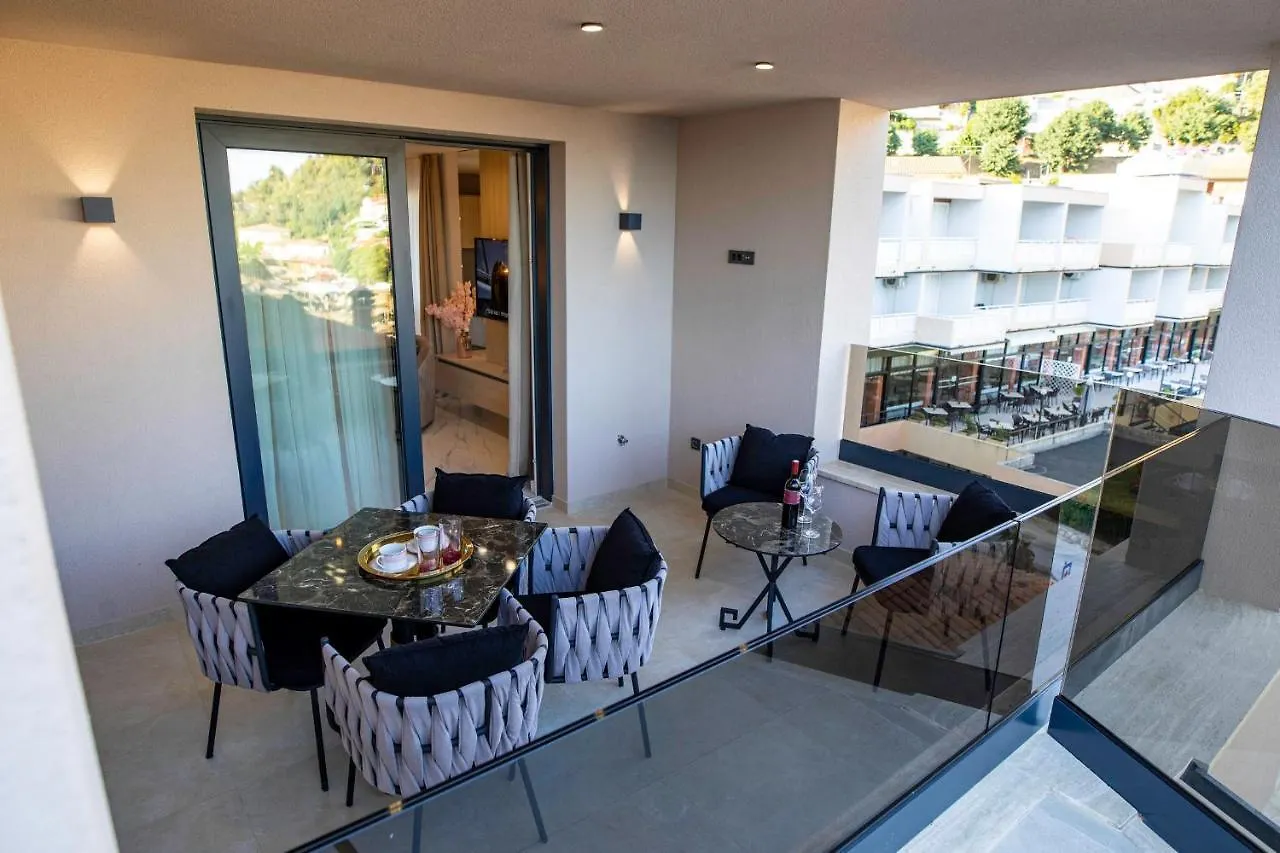 Villa Nina I - Apartments With Pool Near The Sea