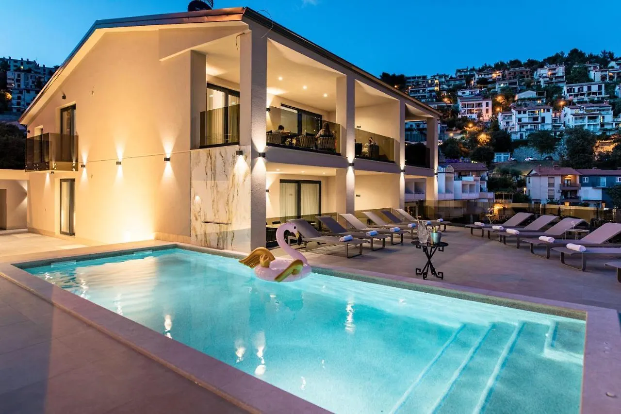 Villa Nina I - Apartments With Pool Near The Sea