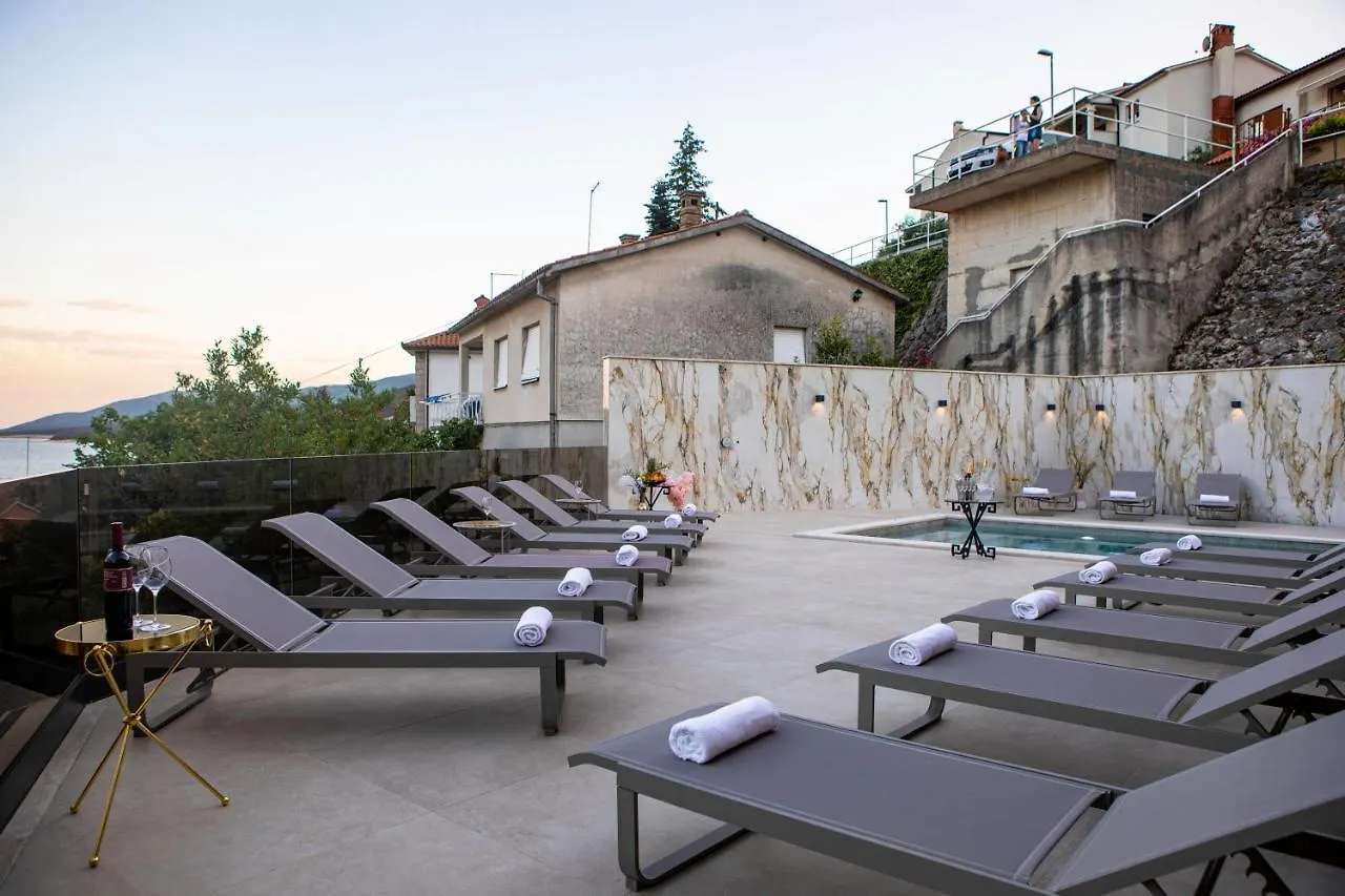 Villa Nina I - Apartments With Pool Near The Sea Croatia