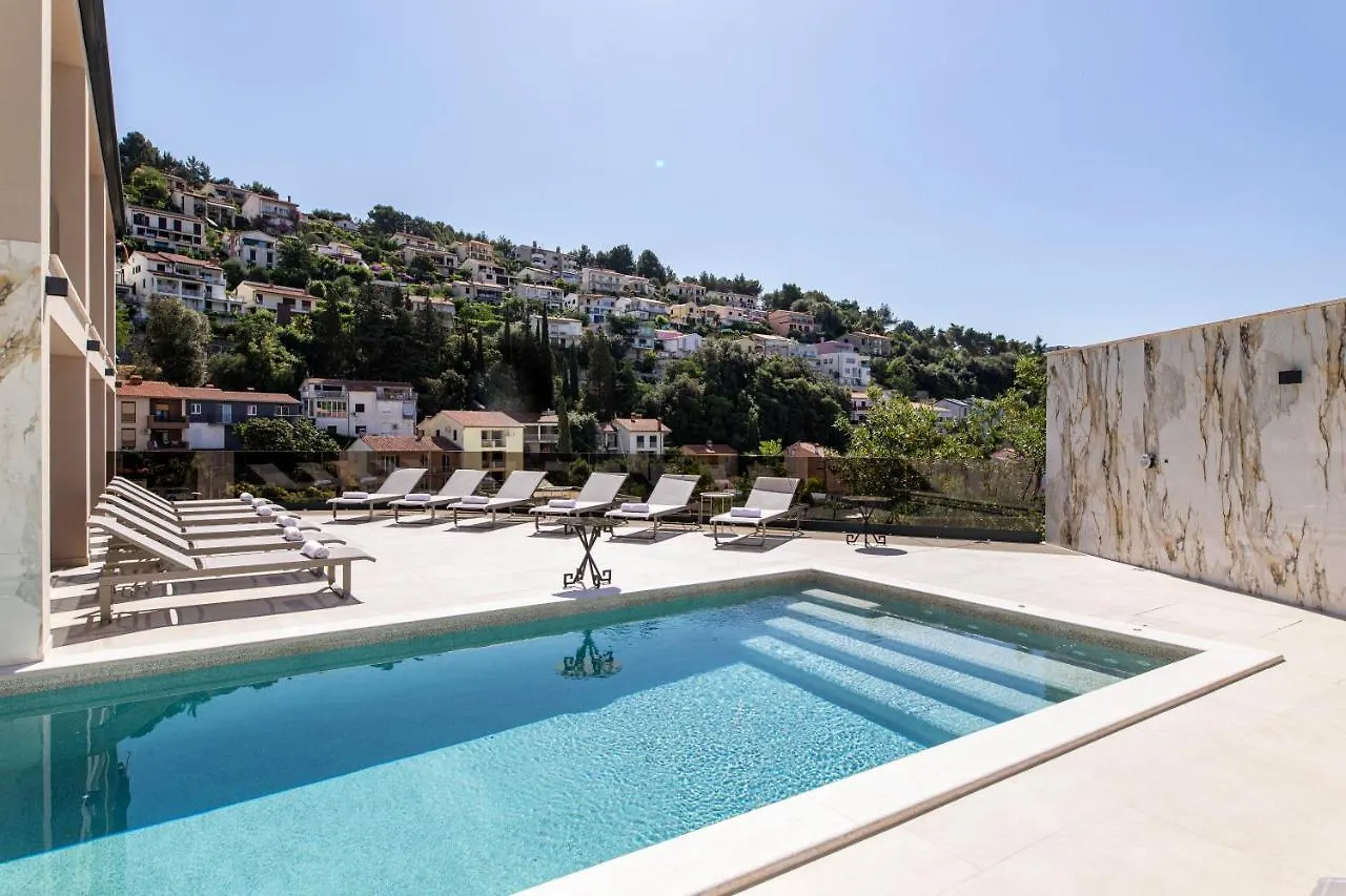 Villa Nina I - Apartments With Pool Near The Sea
